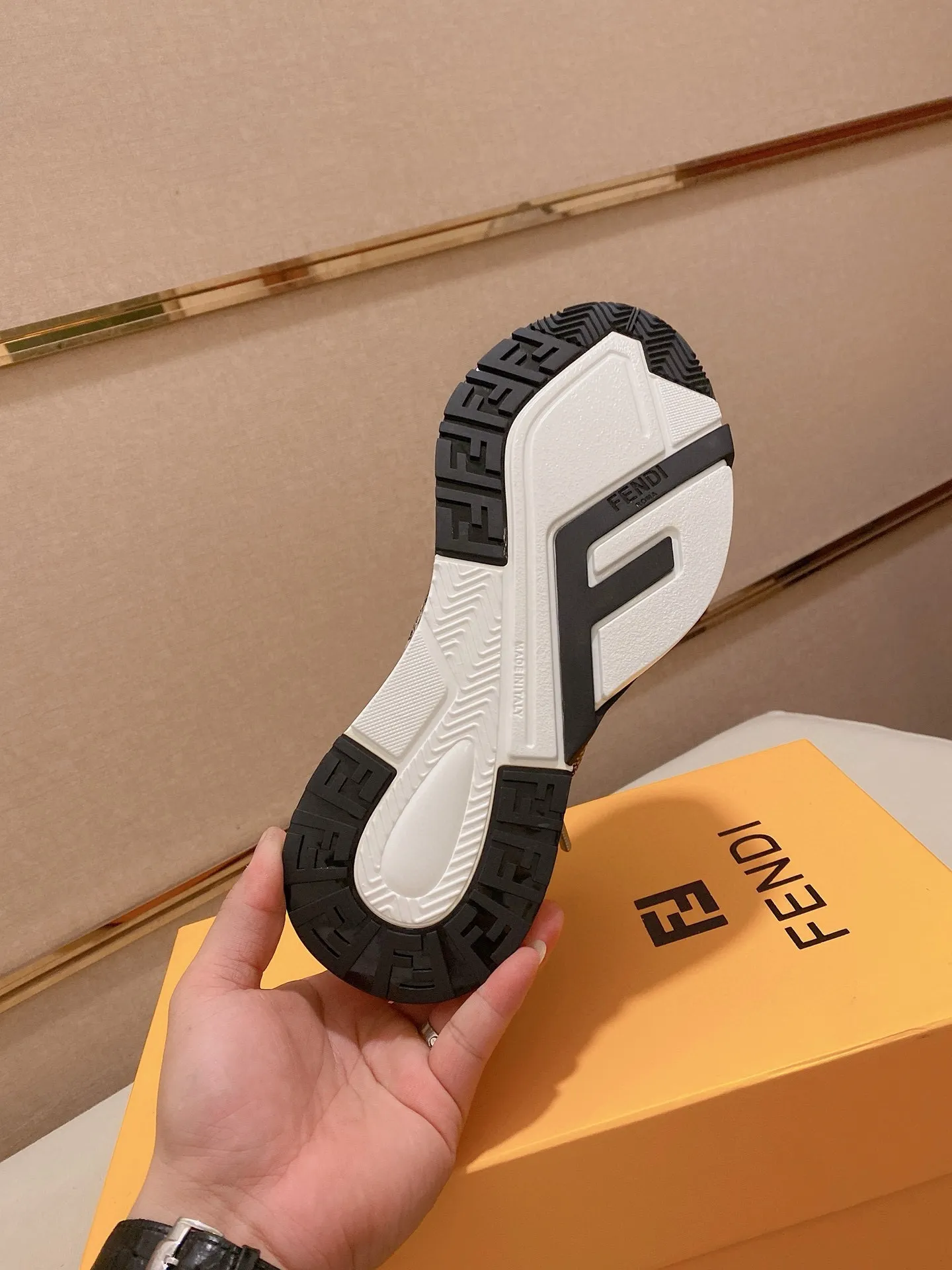 Men's shoes💰: 540💰(Higher version) [Fendi] Fendi's latest casual shoes for men! Available at counters simultaneously! A one-to-one replica of the original. The surface is made entirely of imported first-layer calfskin with crocodile pattern, the interior is made of first-layer water-dyed cowhide, and the original factory-supplied rubber outsole. Leading new fashion concepts. Matching code: 38-44 (45 can be customized)